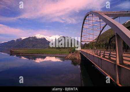 Autobahnbrücke 16 am Zusammenfluss des Khyex und Skeena Rivers in der Nähe von Prince Rupert BC Stockfoto