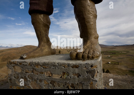 Die Füße der Skulptur von indigenen Held Tupak Katari auf einem Hügel außerhalb Achacachi, Bolivien Stockfoto