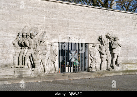 Das Denkmal für die 39. Füsilier-Regiment am Reeser Platz in Düsseldorf, Deutschland, kurz vor dem 2. Weltkrieg begann 1939 abgeschlossen. Stockfoto