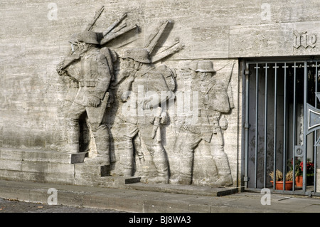 Das Denkmal für die 39. Füsilier-Regiment am Reeser Platz in Düsseldorf, Deutschland, kurz vor dem 2. Weltkrieg begann 1939 abgeschlossen. Stockfoto