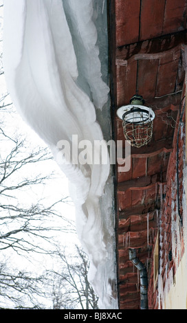 Schnee bedeckte Dach des historischen Turaida Herrenhaus in Vidzeme Lettland Stockfoto