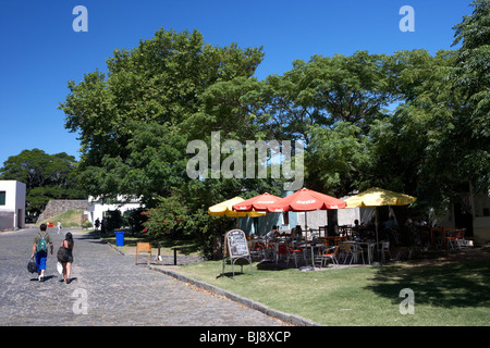 Touristen und Restaurant Plaza Mayor Hauptplatz im Barrio Historico Colonia Del Sacramento Uruguay Südamerika Stockfoto