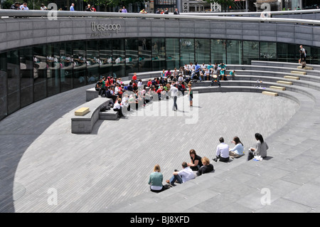 Gruppe der Schulbildung Reise Kinder in Sonnenschein in der Scoop Amphitheater Amphitheater Veranstaltungsort im More London Southwark England VEREINIGTES KÖNIGREICH Stockfoto