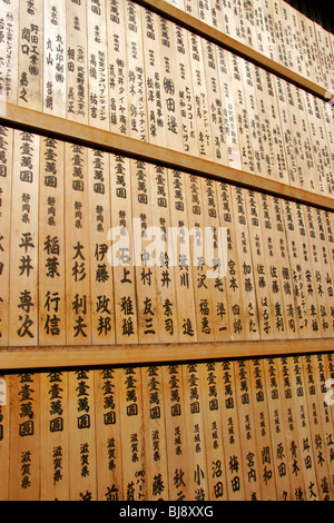 Japanische Zeichen auf Holzblöcke, Japan. Stockfoto