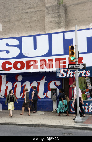 Fußgänger vor einem auffälligen Schaufenster von einem Bekleidungsgeschäft, Philadelphia, USA Stockfoto