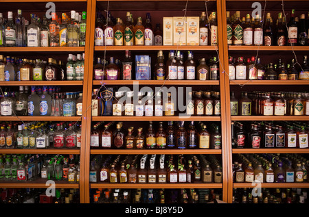 Indien, Kerala, Mahe (Pondicherry) Unionsterritorium, Verkauf von billigen Alkohol, bestückt gut, Wine Shop Regale Verkauf von alkoholischen Getränken Stockfoto