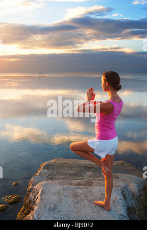 Mädchen darstellende Yoga pose am Ende des Piers in Sonnenuntergang Matabungkay suchen; Batangas; SüdLuzon; Philippinen Stockfoto