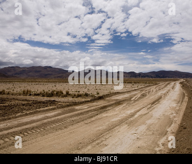 Trockenen und staubigen Feldweg hoch auf dem bolivianischen altiplano Stockfoto