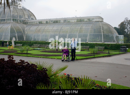 zwei Touristen fotografieren im Botanischen Garten Stockfoto