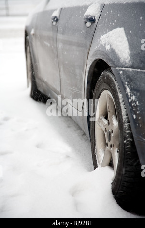 Parkende Autos bedeckt mit Schnee in schweren Schneesturm Stockfoto