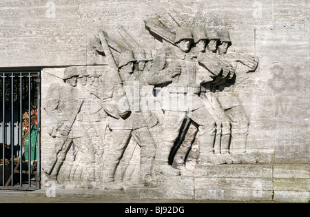 Das Denkmal für die 39. Füsilier-Regiment am Reeser Platz in Düsseldorf, Deutschland, kurz vor dem 2. Weltkrieg begann 1939 abgeschlossen. Stockfoto