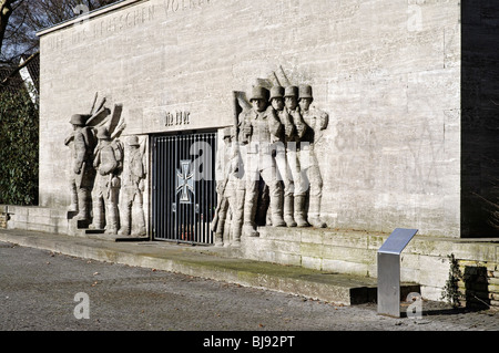 Das Denkmal für die 39. Füsilier-Regiment am Reeser Platz in Düsseldorf, Deutschland, kurz vor dem 2. Weltkrieg begann 1939 abgeschlossen. Stockfoto