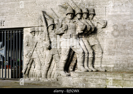 Das Denkmal für die 39. Füsilier-Regiment am Reeser Platz in Düsseldorf, Deutschland, kurz vor dem 2. Weltkrieg begann 1939 abgeschlossen. Stockfoto