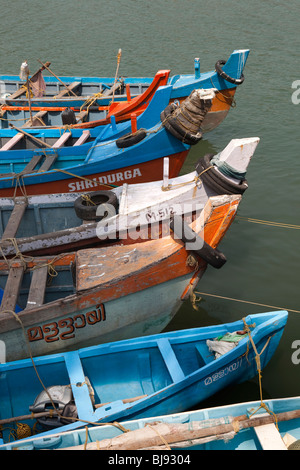 Indien, Kerala, Mahe (Pondicherry) Unionsterritorium, Hafen, bunt bemalte hölzerne Fischerboote Stockfoto