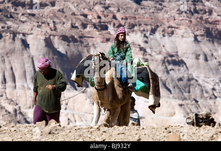 Ein junges Mädchen reiten ein Kamel auf einem Kamel-Safari in der Wüste Sinai Ägypten Stockfoto