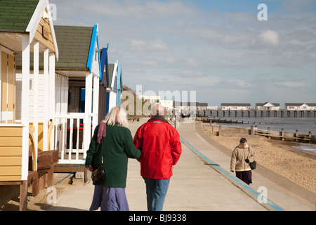Menschen zu Fuß auf der Promenade, Southwold, Suffolk, UK Stockfoto