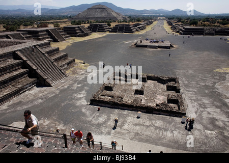 Die Avenue des Todes, hinten rechts, und die Pyramide der Sonne, hinten links, von der Pyramide des Mondes in Teotihuacan, Mexiko Stockfoto