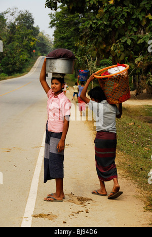 Karen Damen beim Überqueren der Straße mit ihrer Wäsche, Mae la Flüchtlingslager (thai-burmesischen Grenze), nördlich von Mae Sot, thailand Stockfoto