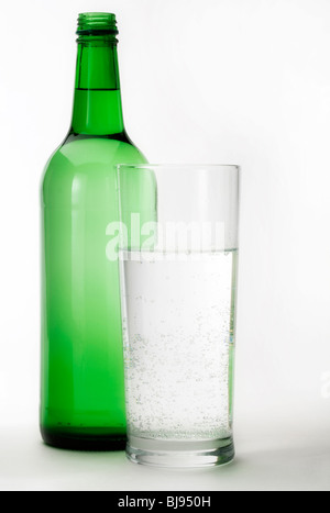 Eine Flasche Wasser und einige in einem Glas Stockfoto