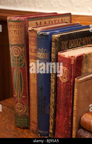 Heimischen Interieur, Edwardian Ära Bücher mit Jugendstil Stacheln auf Kunsthandwerk Eiche Schreibtisch Stockfoto