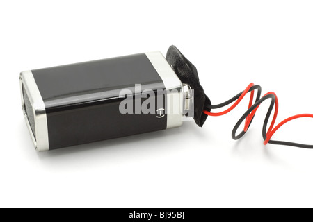 9V Batterie angeschlossen, Stecker auf weißem Hintergrund Stockfoto