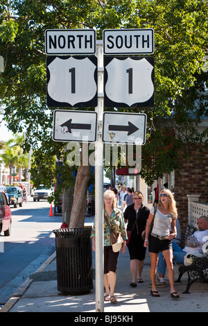 Key West, FL - Dez 2008 - Frau Touristen betrachten Highway 1 Straßenschild an der Duval Street in Key West, Florida