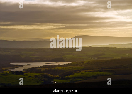 Blick auf Pendle Hill, Blick auf Aktien Reservoir und Gisburnund Wald im Bowland Fells, Lancashire, England Stockfoto