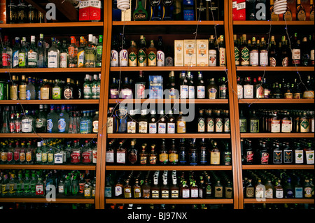 Indien, Kerala, Mahe (Pondicherry) Unionsterritorium, Verkauf von billigen Alkohol, bestückt gut, Wine Shop Regale Verkauf von alkoholischen Getränken Stockfoto