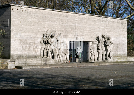 Das Denkmal für die 39. Füsilier-Regiment am Reeser Platz in Düsseldorf, Deutschland, kurz vor dem 2. Weltkrieg begann 1939 abgeschlossen. Stockfoto