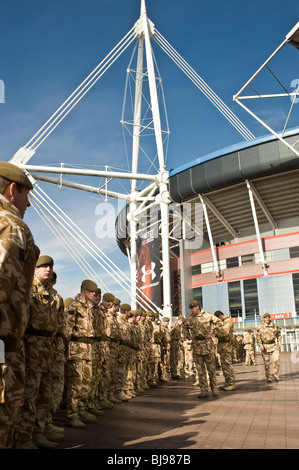 03.04.10: Welsh Guards Afghanistan Homecoming Parade, Cardiff: 1. Bataillon Welsh Guards formieren sich auf Millennium Plaza Stockfoto