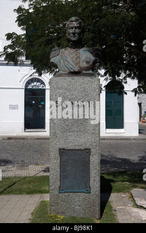 Statue von general San Martin außerhalb der indigenen Museum Altstadt Barrio Historico Colonia Del Sacramento, Uruguay Stockfoto