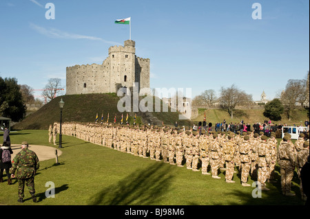 03.04.10: Welsh Guards Afghanistan Homecoming Parade, Cardiff: Parade in Cardiff Castle von Norman Keep übersehen Stockfoto