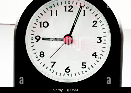 Eine Uhr mit einem 6 Sekunden Exposition genommen, die Bewegung des Sekundenzeigers kann gesehen werden. Stockfoto