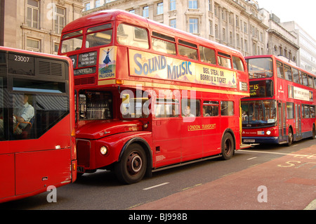 Drei verschiedene Londoner Busse hintereinander. Stockfoto