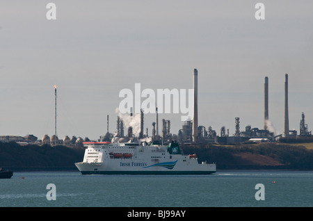 Die Irish Ferry, Isle of Inishmore, macht ihren Weg entlang der Flussmündung des Cleddau in Pembrokeshire vorbei an der Chevron-Ölraffinerie Stockfoto