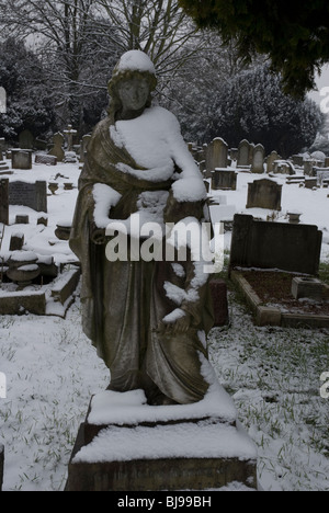 St Leonards Friedhof mit Grabsteinen schneebedeckt, Heston West London, UK Stockfoto