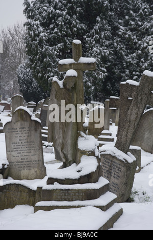 St Leonards Friedhof mit Grabsteinen schneebedeckt, Heston West London, UK Stockfoto