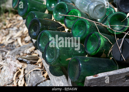 Kisten mit alten Vintage-Wein und Spirituosen Flaschen auf einem Bauernhof in Colonia Del Sacramento Uruguay Südamerika Stockfoto