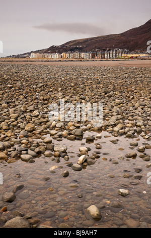 Blick auf Häuser am Strand, Barmouth, Gwynedd, Wales. Stockfoto