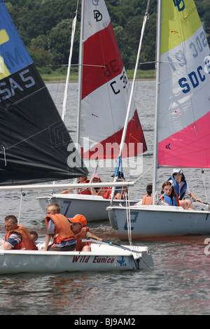 Kinder Segeln auf Jollen, Mystic, USA Stockfoto