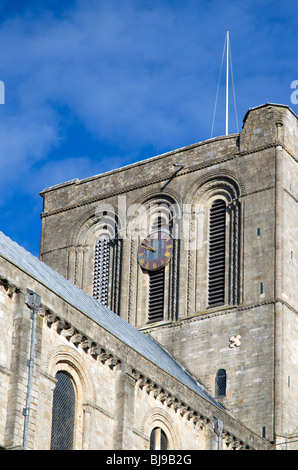 Turm mit Uhr, Kathedrale von Winchester, Hampshire, England, UK, GB. Stockfoto