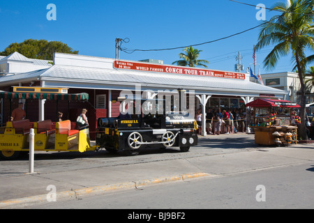 Key West, FL - Dez 2008 - Conch Tour Zug wartet am Depot auf der Duval Street, die nächste Tour von Key West, Florida zu laden. Stockfoto