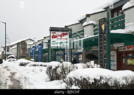 dh AVIEMORE INVERNESSSHIRE Schnee bedeckten Einkaufszentrum Wintersportort Stockfoto