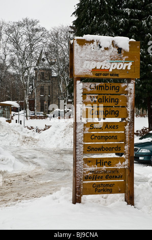 dh AVIEMORE INVERNESSSHIRE Wintersport Schneebedeckter Ladenschild Skifahren winterlich Stockfoto