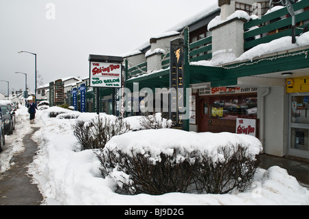 dh AVIEMORE INVERNESSSHIRE Schneebedecktes Einkaufszentrum Winterresort schottisch Skigebiete uk Hochland Stockfoto