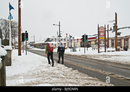 dh AVIEMORE INVERNESSSHIRE Tourist Rucksacktouristen Wandern Winterschnee Ski Urlaubsort Aviemore Stockfoto