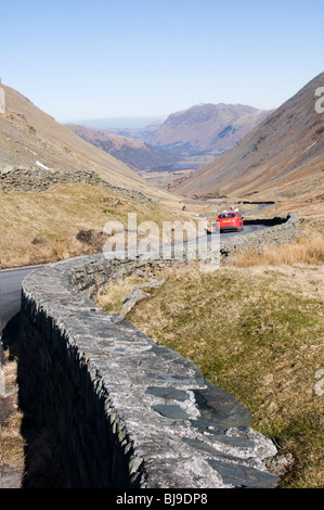 Die Kirkstone Pass absteigend in Richtung Brüder Wasser im englischen Lake District Stockfoto