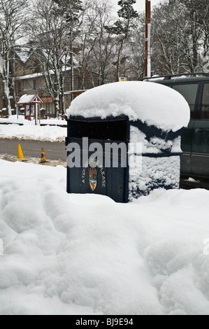 dh AVIEMORE INVERNESSSHIRE Schnee bedeckten Abfallbehälter Stockfoto