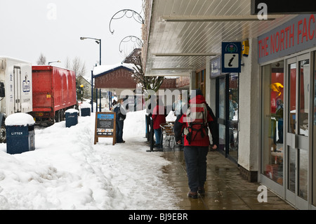 dh snow AVIEMORE INVERNESSSHIRE Touristen im Winter Urlaub Ski Resort Aviemore Straße winter Stockfoto