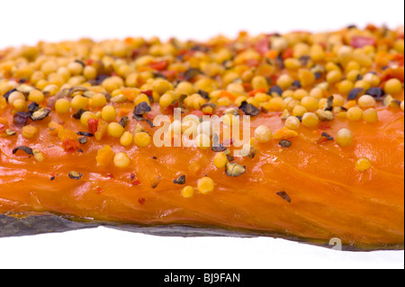 Stremel-Lachs Stremel heiß geräuchert Stücke Lachs Fisch-Filet mit Paprika und Gewürze Pfeffer Paprika Zwiebel Senf Samen Rauch s Stockfoto